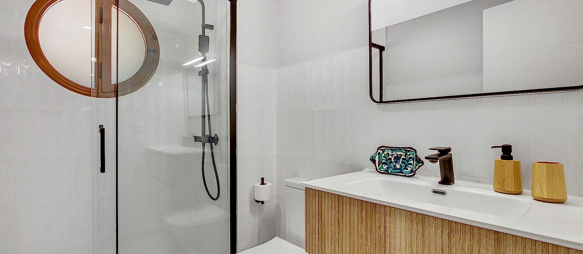 03.Baño-blanco-y-madera-interiorismo-laube